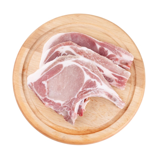 Côtelette de porc crue sur large en bois ou bifteck de côtelette de porc