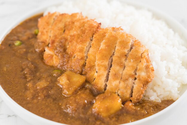 côtelette de porc frit au curry sur du riz
