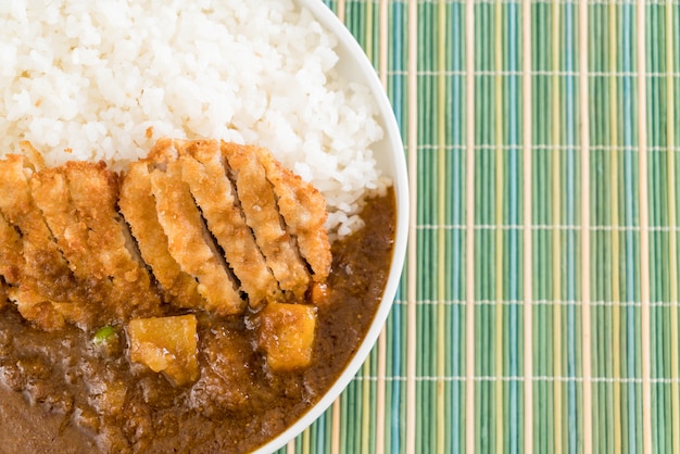 côtelette de porc frit au curry sur du riz