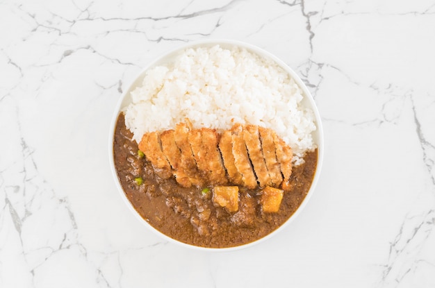 côtelette de porc frit au curry sur du riz