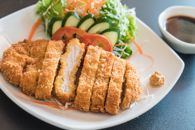 côtelette de porc frit avec légumes