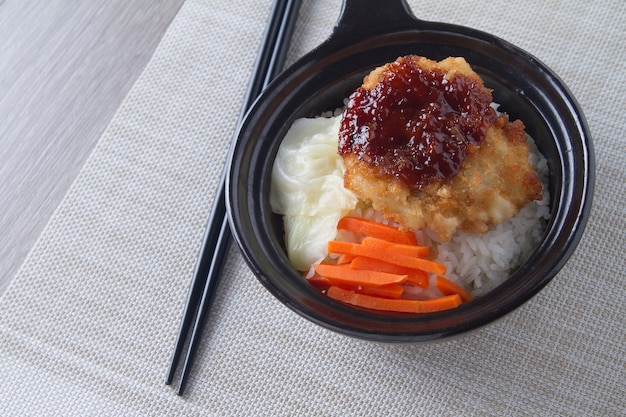 Côtelette de porc Tonkatsu sur le riz