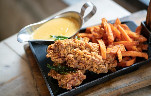 Côtelette de poulet avec frites et sauce aux œufs salés