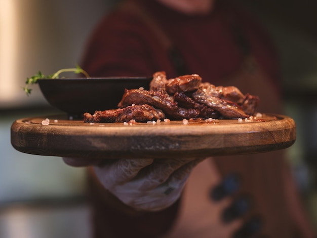 Côtelette de veau fraîchement cuite sur plaque de bois