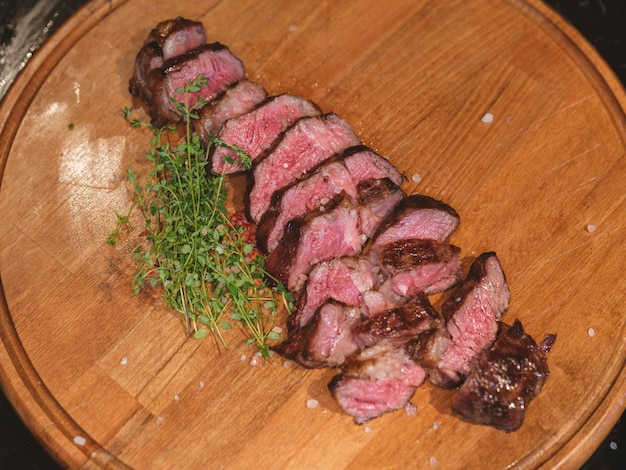 Côtelette de veau fraîchement cuite sur plaque de bois