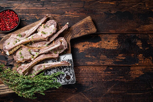 Côtelettes de côtes de mouton d'agneau grillées steaks sur planche de bois