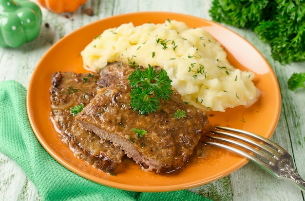 Côtelettes de foie avec purée de pommes de terre