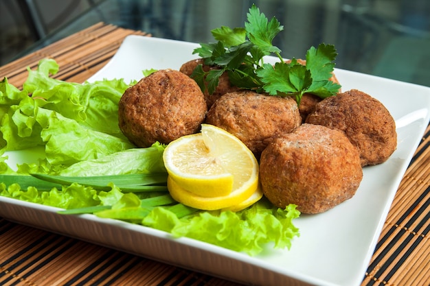 Côtelettes frites dans l'assiette