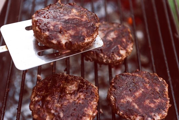 Les côtelettes de hamburger juteuses pour hamburger sont grillées