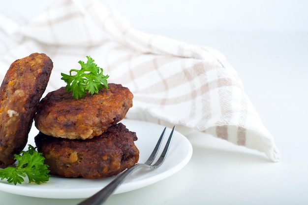 côtelettes avec un plat