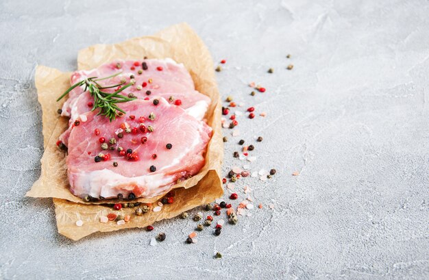 Côtelettes de porc crues fraîches aux épices et aux herbes