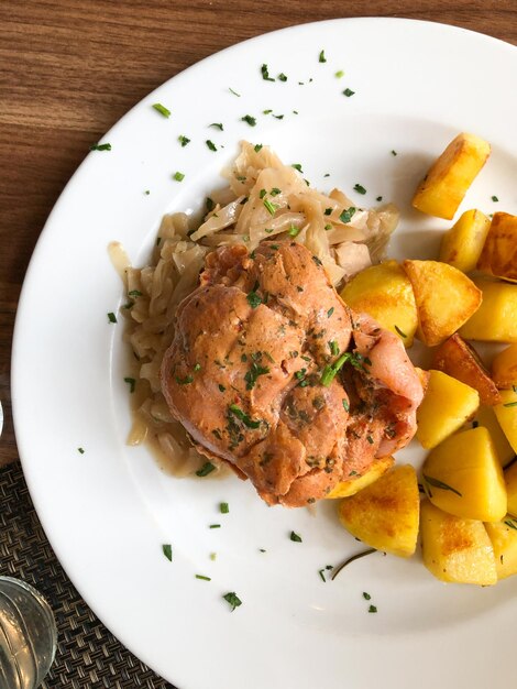 côtelettes de porc avec pommes de terre rôties