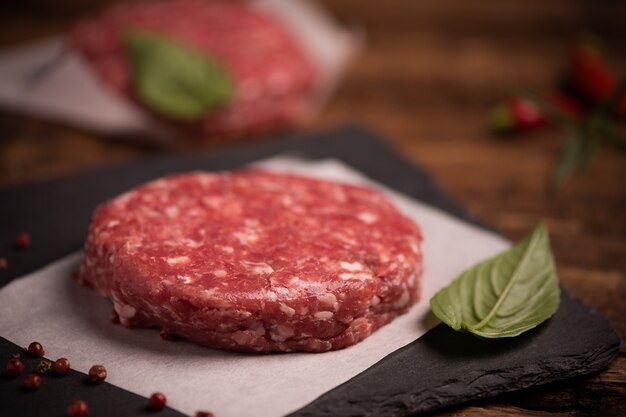 Côtelettes De Steak De Hamburger De Viande De Boeuf Haché Crue Sur Fond De Bois Se Bouchent