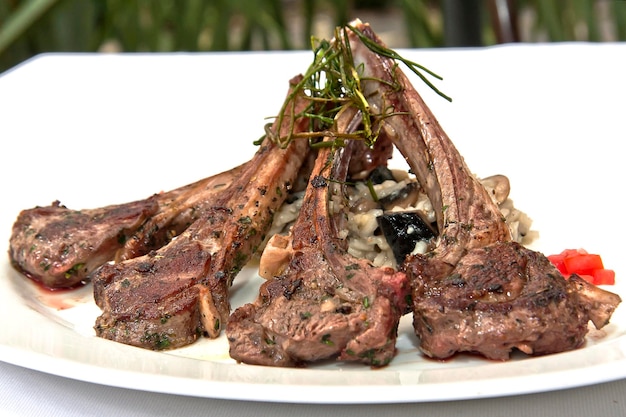 Côtelettes de viande d'agneau frites avec riz risotto sur table de restaurant gastronomie alimentaire