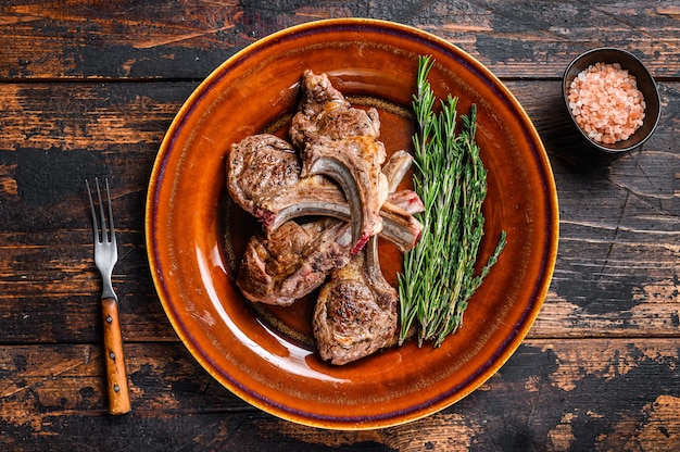 Côtelettes de viande de mouton d'agneau grillé au barbecue sur une assiette