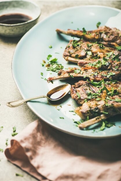 Côtes d'agneau grillées au persil vert et sauce