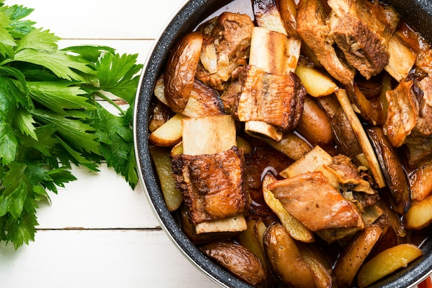 Côtes de boeuf mijotées avec pommes de terre.