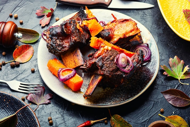 Côtes de boeuf rôties à la citrouille. Morceau de côtes de boeuf au four