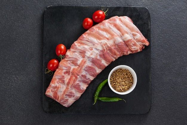 Côtes de bœuf, tomates cerises et graines de coriandre