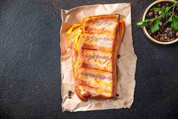 côtes crues viande fraîche porc épice boeuf veau paprika repas collation sur la table