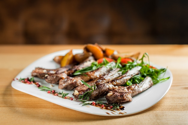 Côtes Grillées Juteuses, Cuites Avec Des Légumes Et Du Romarin