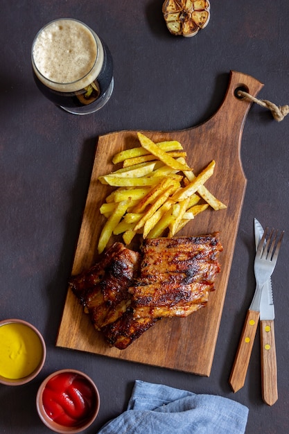 Côtes levées barbecue avec frites. Cuisine américaine. Gril. Un barbecue.