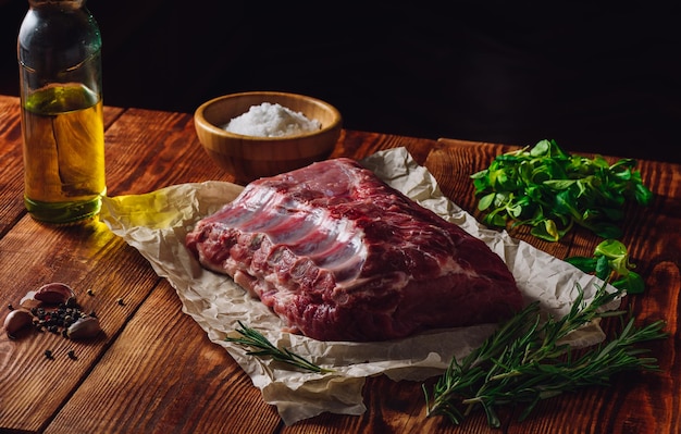 Côtes levées crues avec des verts et des épices