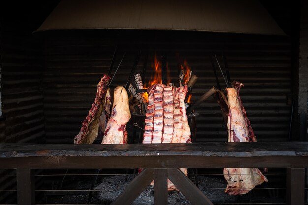 Côtes levées grillées au feu dans un asador criollo Cuisine traditionnelle