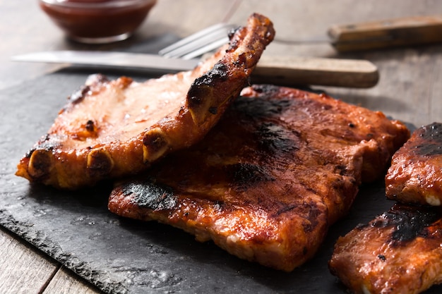 Côtes levées grillées sur table en bois