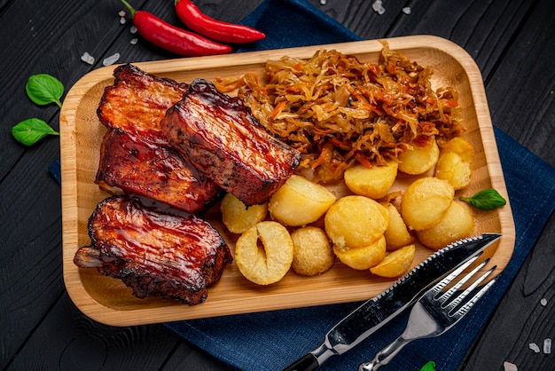 Côtes levées de porc barbecue comme plat principal au restaurant