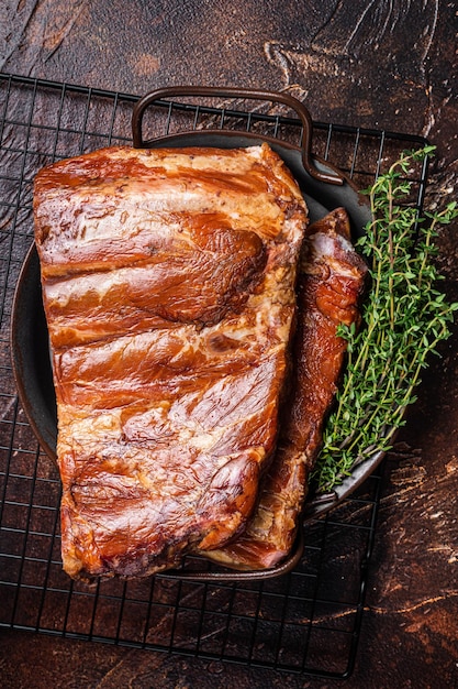 Côtes levées de porc barbecue fumé Sparerib dans le bac de la cuisine Fond sombre Vue de dessus