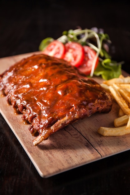 Côtes levées de porc avec frites