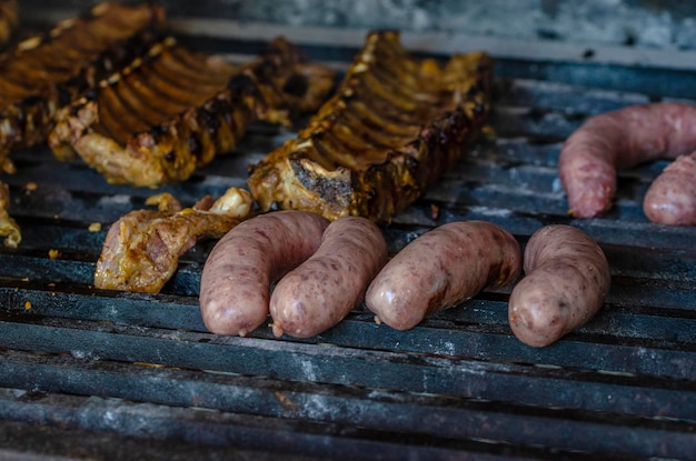 Côtes levées de porc et saucisse sur un gril