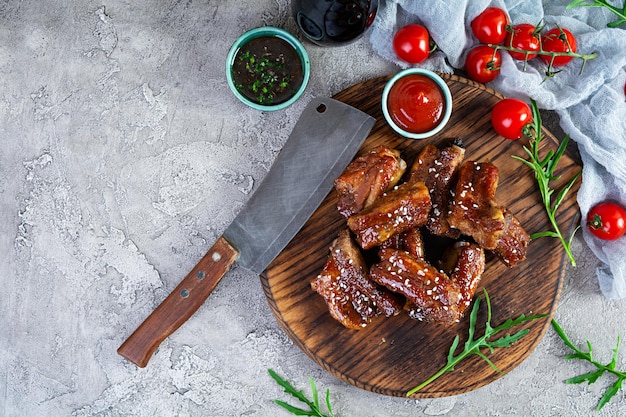 Côtes levées tranchées grillées à la sauce aigre-douce Côtes levées marinées dans une sauce au miel avec des herbes Vue de dessus