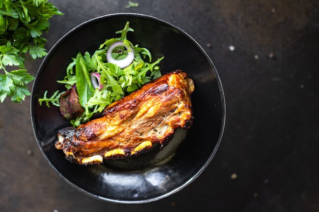 côtes levées viande cuite au four bbq porc bœuf frit ou agneau sauce épices piquantes