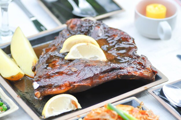 côtes de porc au barbecue ou côtes de porc grillées avec pommes de terre et citron