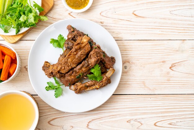 Côtes de porc au four avec sauce et légumes