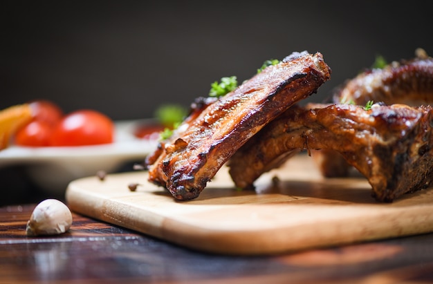 Côtes de porc barbecue grillées avec ketchup aux tomates et épices aux herbes servies sur la table