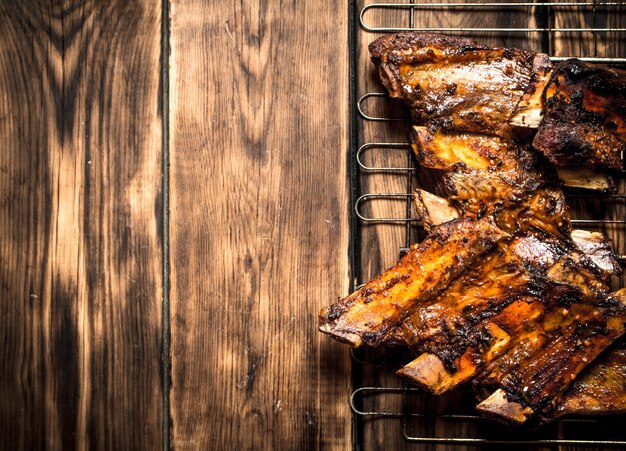 Côtes de porc barbecue sur table en bois.