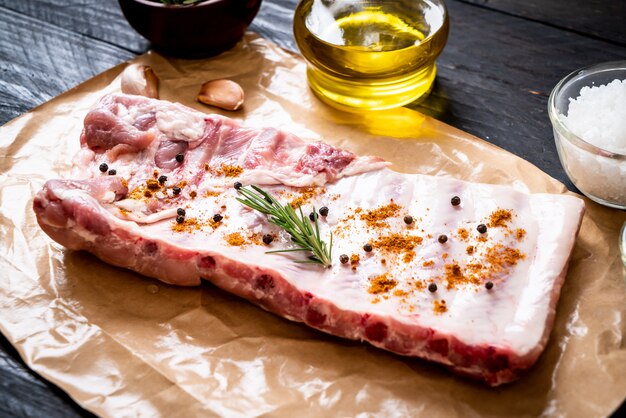 Côtes de porc cru frais prêt à rôtir