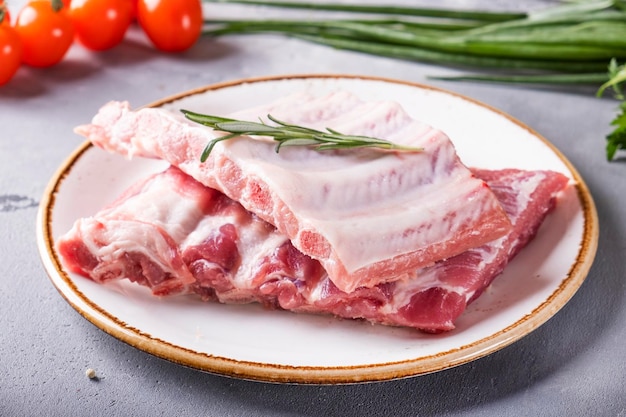 Côtes de porc crues sur une assiette