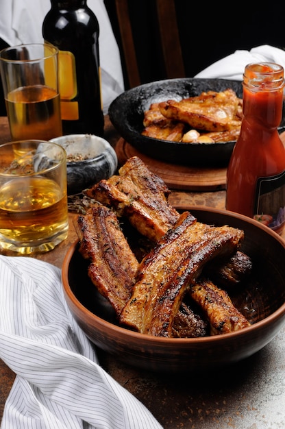 Côtes de porc épicées frites avec de la bière et du ketchup Tir vertical