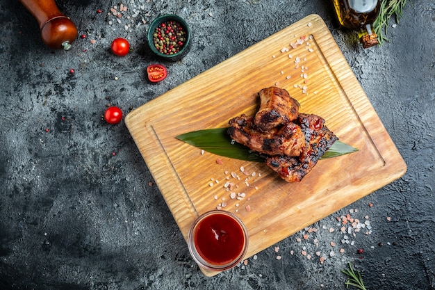 Côtes de porc grillées au barbecue sur une planche de bois. bannière, menu, lieu de recette pour le texte, vue de dessus