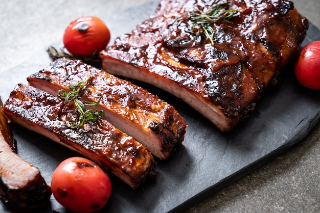 côtes de porc grillées au barbecue