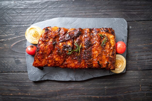 côtes de porc grillées au barbecue