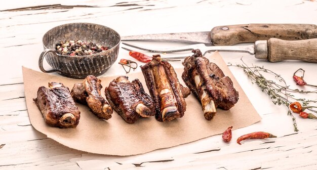 Côtes de porc grillées aux herbes vue de dessus