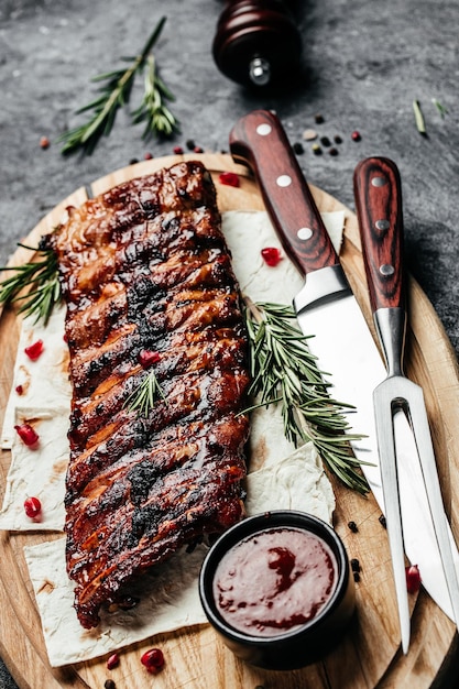 Côtes de porc grillées BBQ servi sur une planche à découper en bois bannière menu recette place pour la vue de dessus de texte