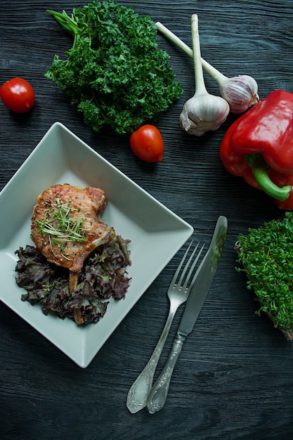 Côtes de porc grillées avec des épices et des herbes.