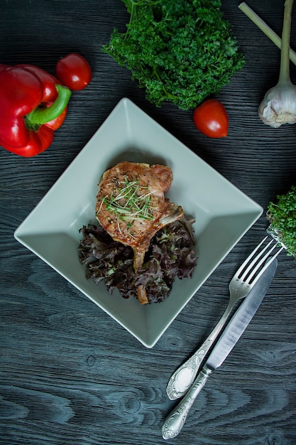 Côtes de porc grillées avec des épices et des herbes.