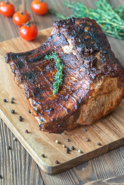 Côtes de porc grillées sur la planche de bois